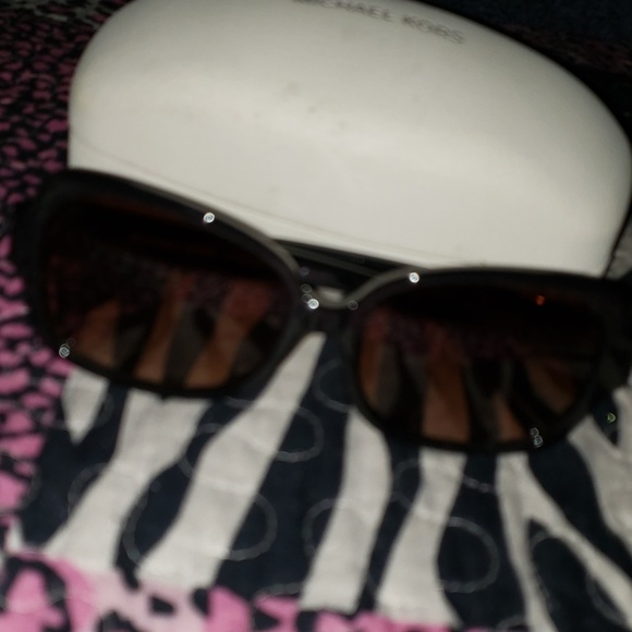 Sun glasses - Picture 3 of 4